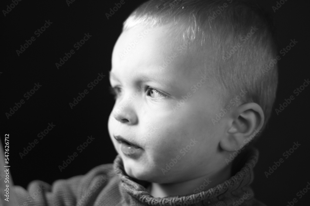 petit garçon blond dans un studio photo petit garçon blond dans un studio photo