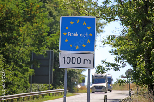 Reiseverkehr an der deutsch-französischen Grenze zwischen der Pfalz und Lothringen photo