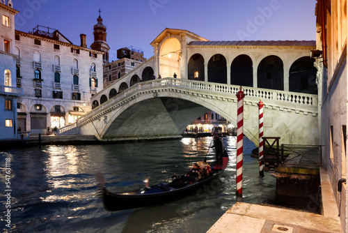Venezia. Ponte di Rialto al crepuscolo con gondoliere