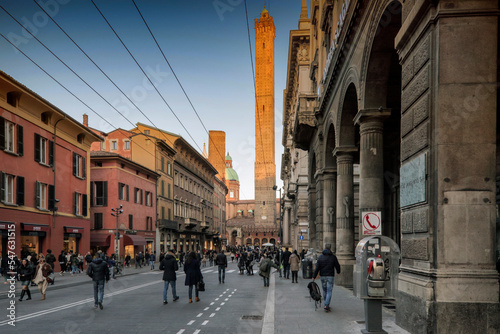 Bologna. Via Rizzoli al crepuscolo con le due Torri