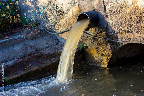 Foto Wastewater sewage pipe dumps the dirty contaminated water into the river