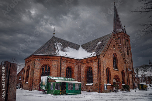 Eine Kirche im Winter auf dem Plöner Marktplatz