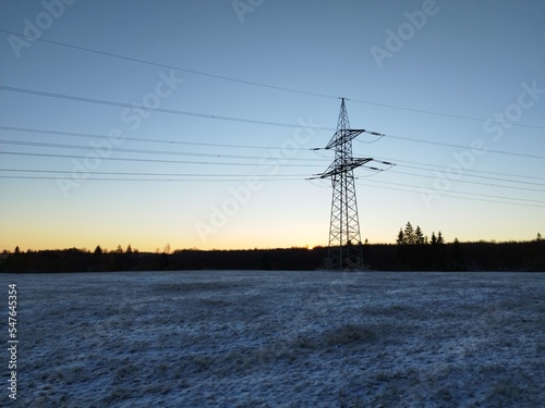 Hochspannungsleitung im Winter 