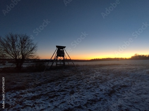 Hochsitz im Schnee zum Sonnenaufgang 