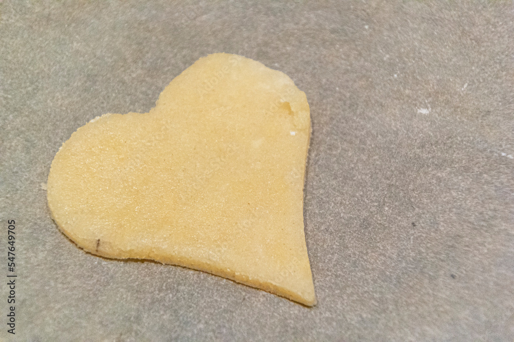 Obraz premium Plätzchen backen mit Kind für Weihnachten zuhause in der Küche. Zutaten, Mehl und Ausstechformen. 