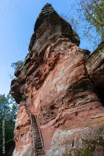 Der Zigeunerfels (Rocher des Tsiganes) im Nordelsaß, Frankreich, ist eine alte Felsenburg. photo