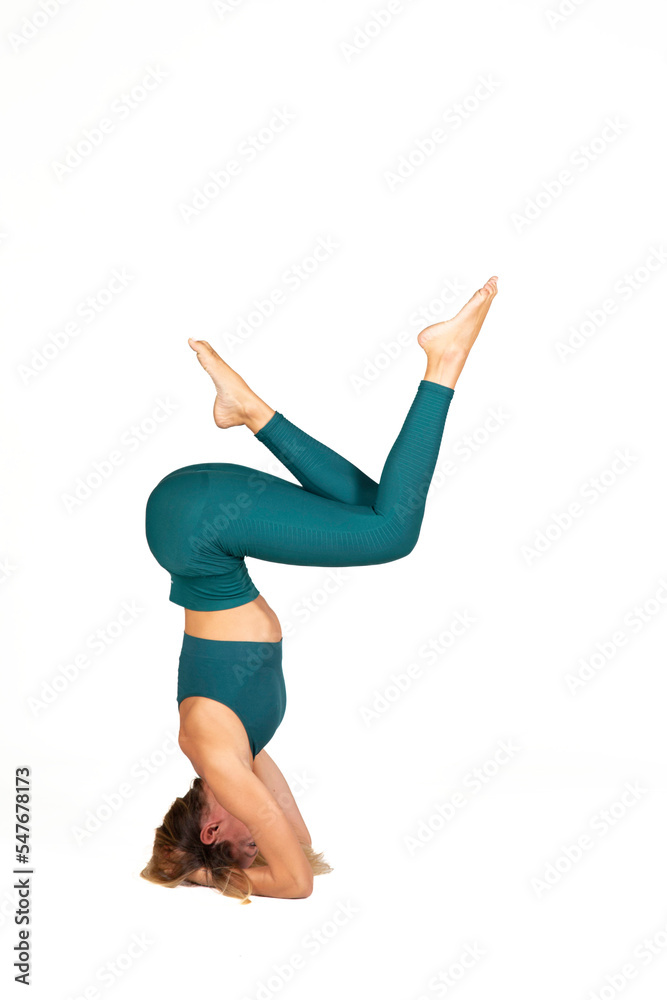 Fototapeta premium Ragazza pratica yoga in studio 