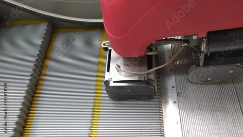 escalator cleaning machine