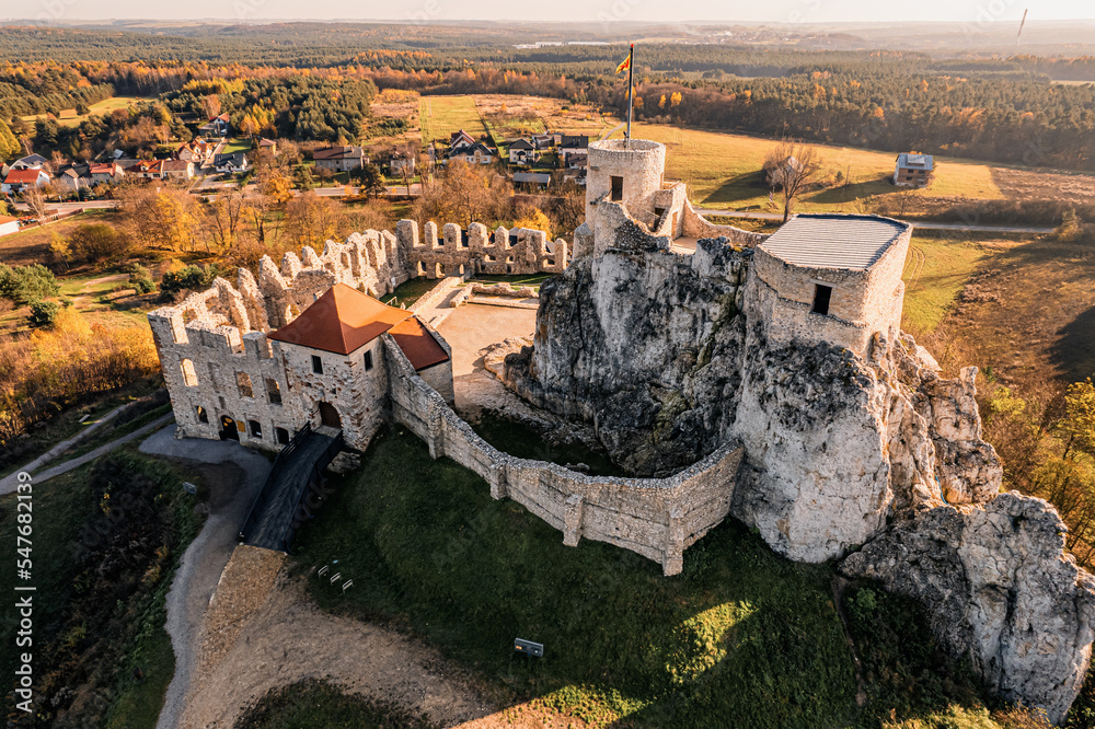 Ruiny zamku w Rabsztynie, Jura Krakowsko-Częstochowska na szlaku Orlich Gniazd w Polsce, panorama jesienią z lotu ptaka.