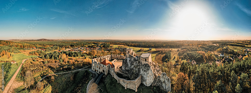 Ruiny zamku w Rabsztynie, Jura Krakowsko-Częstochowska na szlaku Orlich Gniazd w Polsce, panorama jesienią z lotu ptaka.