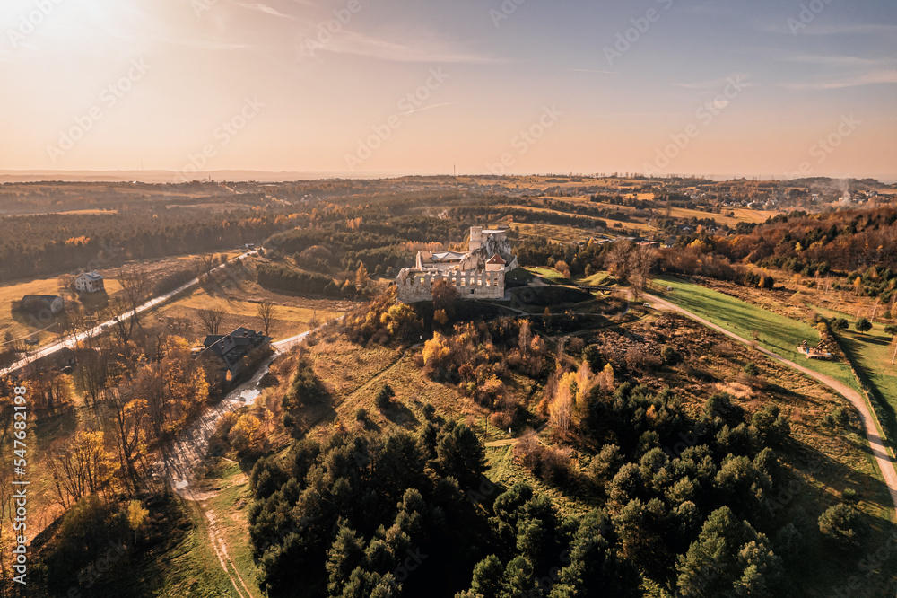 Ruiny zamku w Rabsztynie, Jura Krakowsko-Częstochowska na szlaku Orlich Gniazd w Polsce, panorama jesienią z lotu ptaka.