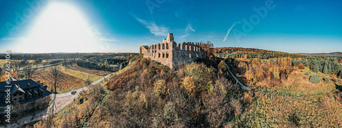 Obraz na płótnie Ruiny zamku w Rabsztynie, Jura Krakowsko-Częstochowska na szlaku Orlich Gniazd w Polsce, panorama jesienią z lotu ptaka. w salonie