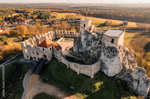 Obraz na płótnie Ruiny zamku w Rabsztynie, Jura Krakowsko-Częstochowska na szlaku Orlich Gniazd w Polsce, panorama jesienią z lotu ptaka. w salonie