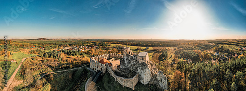 Ruiny zamku w Rabsztynie, Jura Krakowsko-Częstochowska na szlaku Orlich Gniazd w Polsce, panorama jesienią z lotu ptaka.