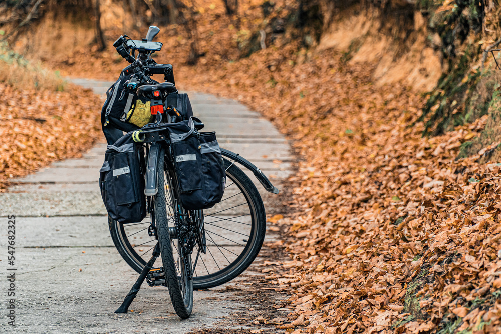 rowerem z sakwami w podróży jesienią, szlak rowerowy na Śląsku w Polsce  - obrazy, fototapety, plakaty 
