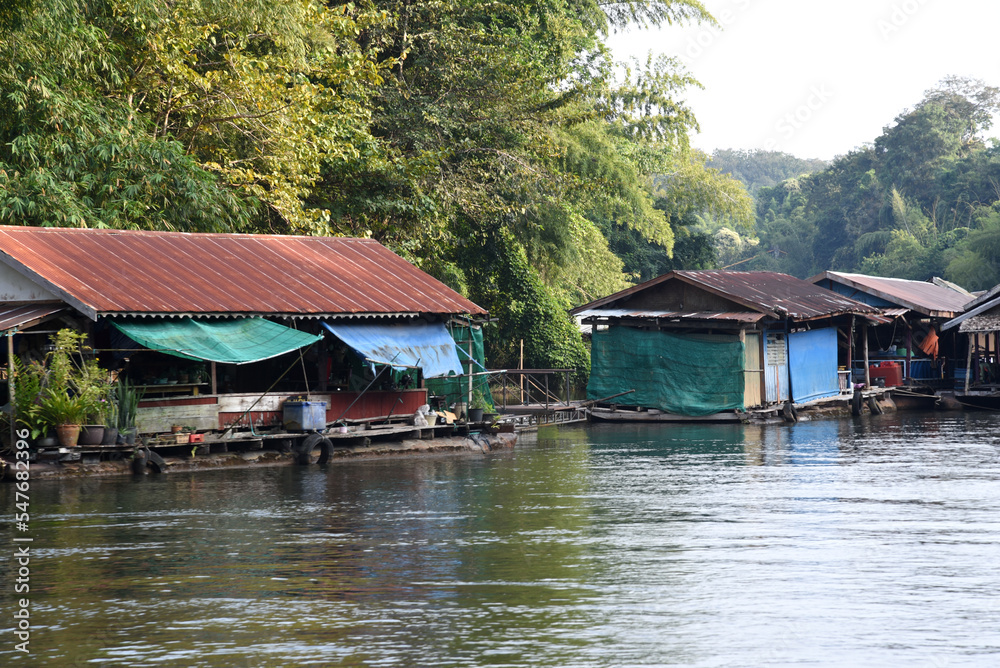 Boote und Häuse am Ufer des River Kwai, Katchanaburi, Thailand Boote und Häuse am Ufer des River Kwai, Katchanaburi, Thailand