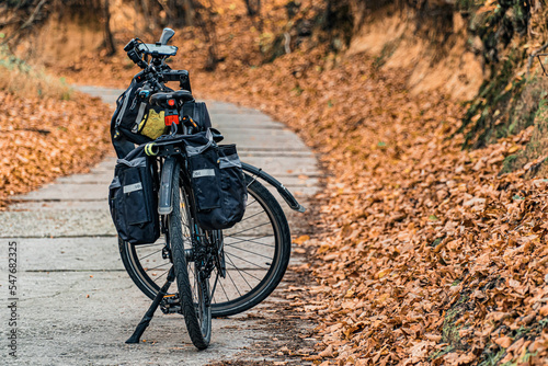 rowerem z sakwami w podróży jesienią, szlak rowerowy na Śląsku w Polsce 