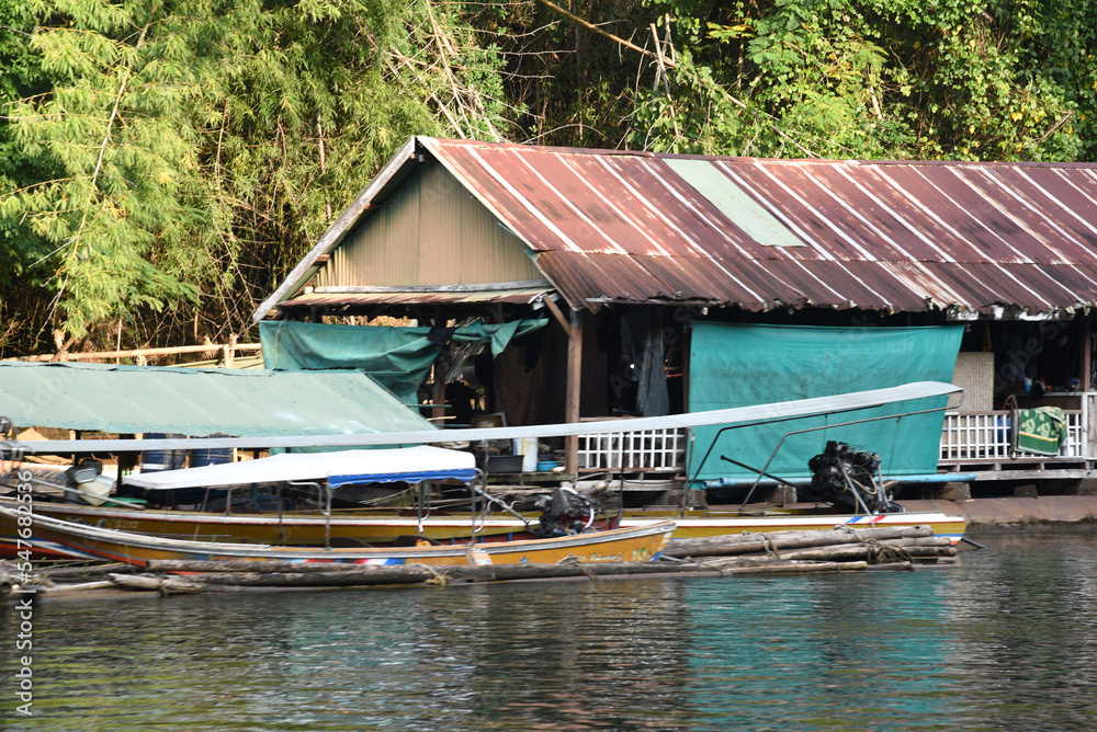 Obraz premium Boote und Häuse am Ufer des River Kwai, Katchanaburi, Thailand