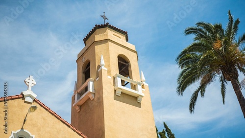 Konstfotografi Low angle shot of the Congregational United Church of Christ with palm tree and