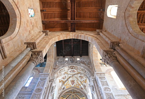 Gewölbe der normannischen Kathedrale vomn Cefalu auf Sizilien photo