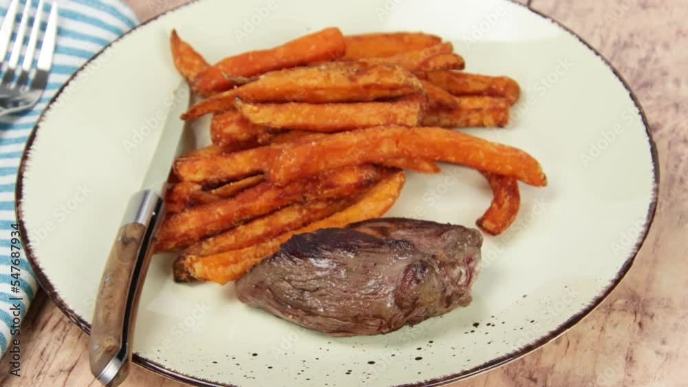 frite de patate douce avec un steak 