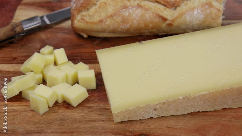 morceau de comté sur une planche en bois