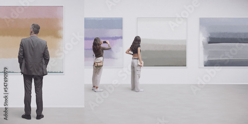 Foto Visitors at the art gallery