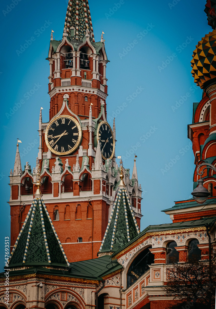 Fototapeta premium spasskaya tower on red square in moscow