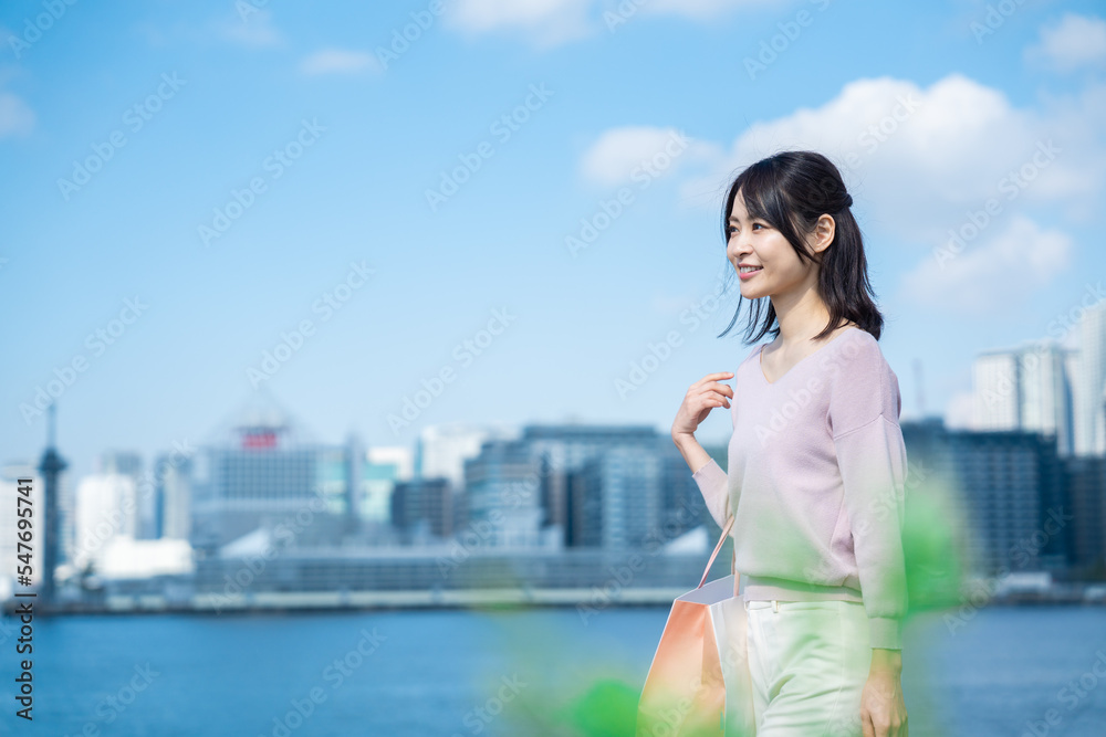 ショッピングをする若い女性