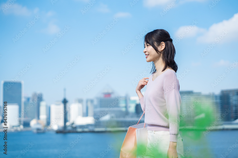 ショッピングをする若い女性 ショッピングをする若い女性