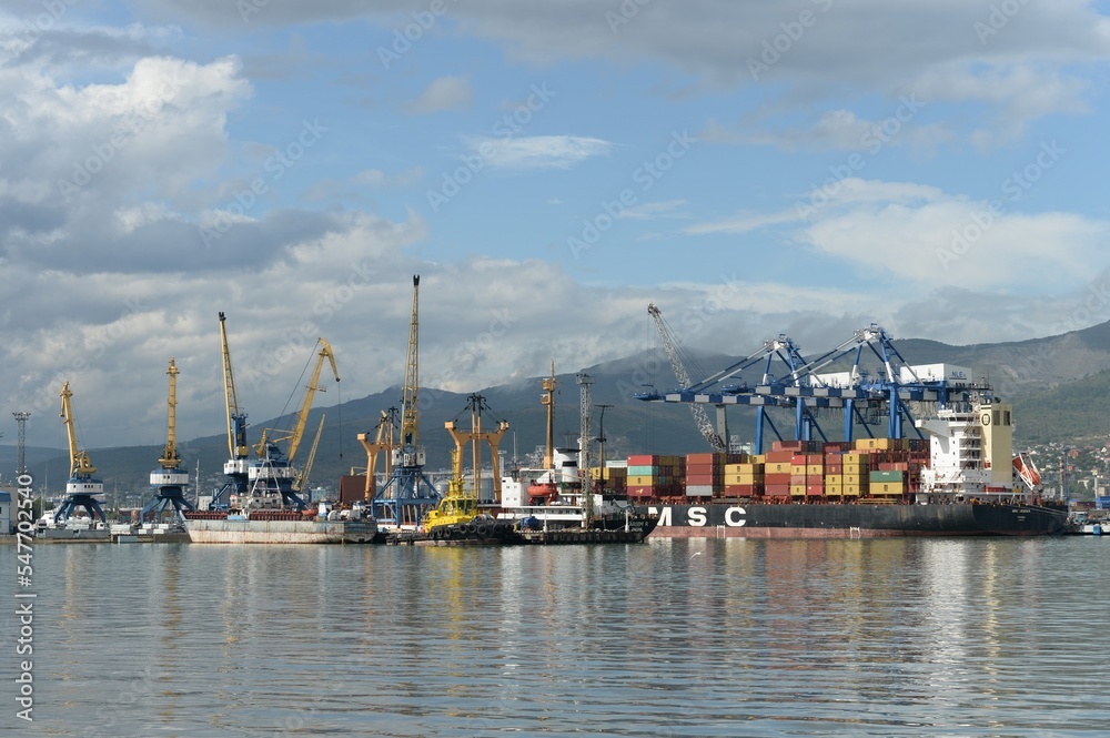 Unloading of vessels in the commercial sea port of Novorossiysk