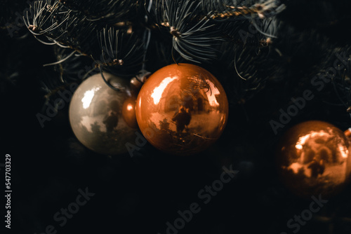 Nahaufnahme von Silber und Rote Weihnachtskugeln am Tannenbaum mit Spiegelung photo