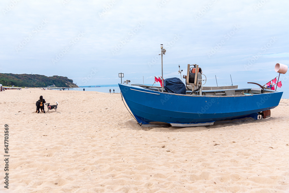 Sandstrand mit Boot in Baabe