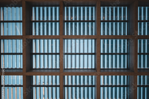 Moderne Fenster mit blauen Himmel, Fenster mit viereckigen Muster