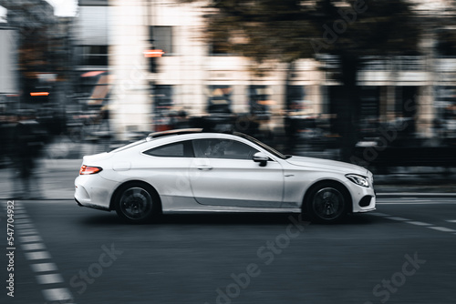 Mercedes-Benz während der Fahrt in der Bewegung, verschwommen, © mkstudio001