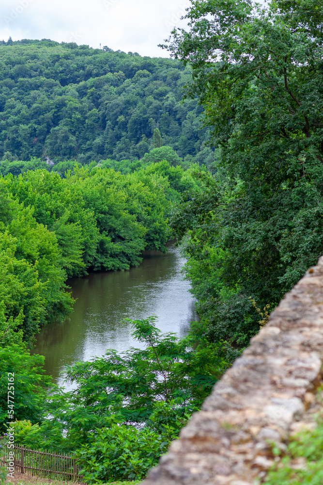 Vue sur la rivière Vézère depuis le village troglodytique de La Madeleine dans le département de la Dordogne Vue sur la rivière Vézère depuis le village troglodytique de La Madeleine dans le département de la Dordogne