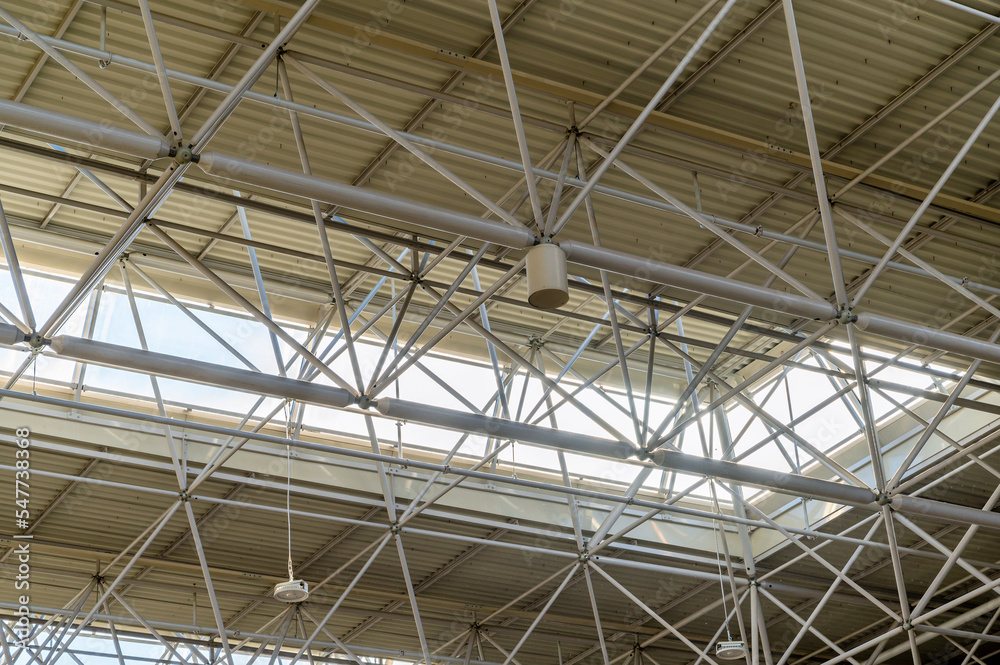 Komplizierte Dachkonstruktion mit Oberlicht in einer großen Halle Komplizierte Dachkonstruktion mit Oberlicht in einer großen Halle
