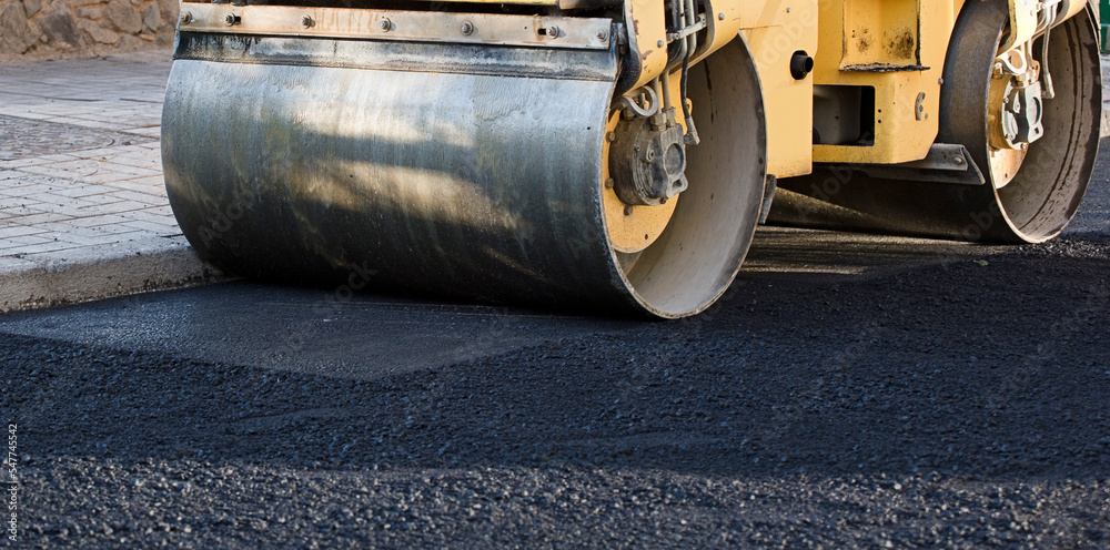 Road roller and asphalt paving machine at construction site foto de Stock |  Adobe Stock