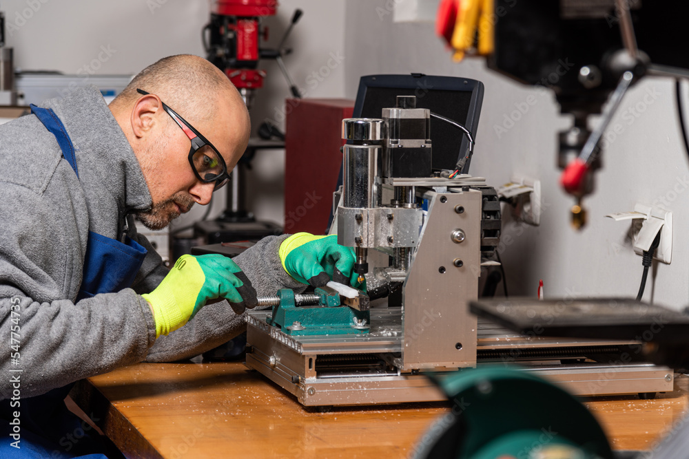 Working on vertical milling coordinate boring machine Working on vertical milling coordinate boring machine