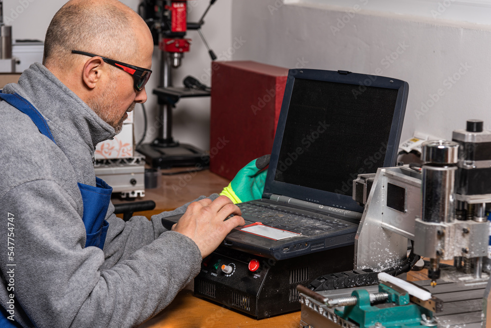 Working on vertical milling coordinate boring machine Working on vertical milling coordinate boring machine