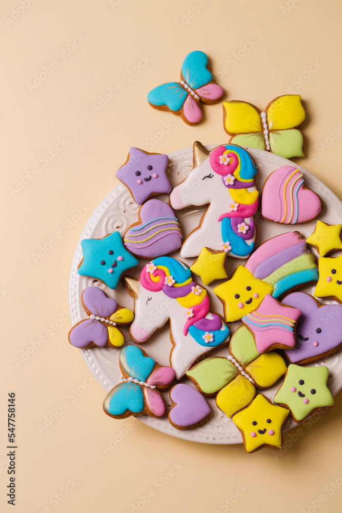 Naklejka premium Ginger cookies in colored glaze for the holiday