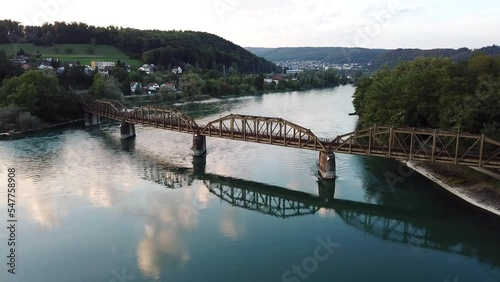 Spektakuläre Ansicht einer Eisenbahnbrücke im Fluss