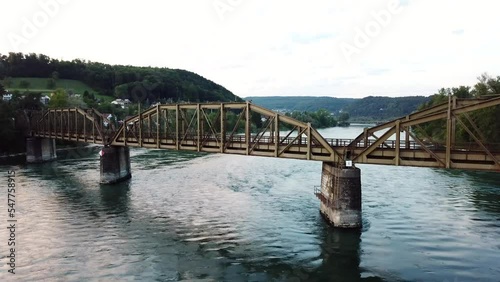 Eisenbahnbrücke. mitten im Fluss