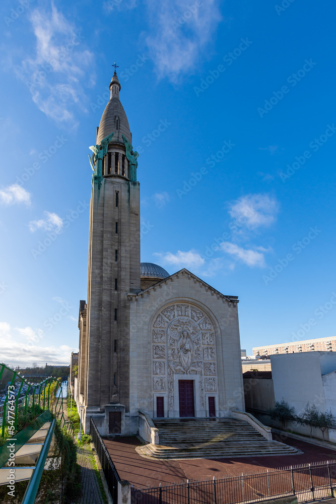 Vue extérieure de l'église catholique du Sacré-Cœur de Gentilly, France, située à proximité du boulevard périphérique et de la cité internationale universitaire de Paris