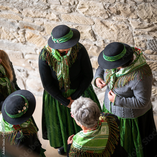 Frauen, Tracht, grün, Hüte, Hut, Bayern, Bayrische Tracht	 photo