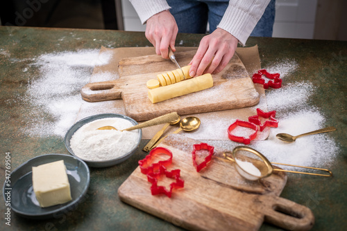 Weihnachten Plätzchen backen, Weihnachtsbäckerei, Heidesandplätzchen, Teigrolle schneiden photo