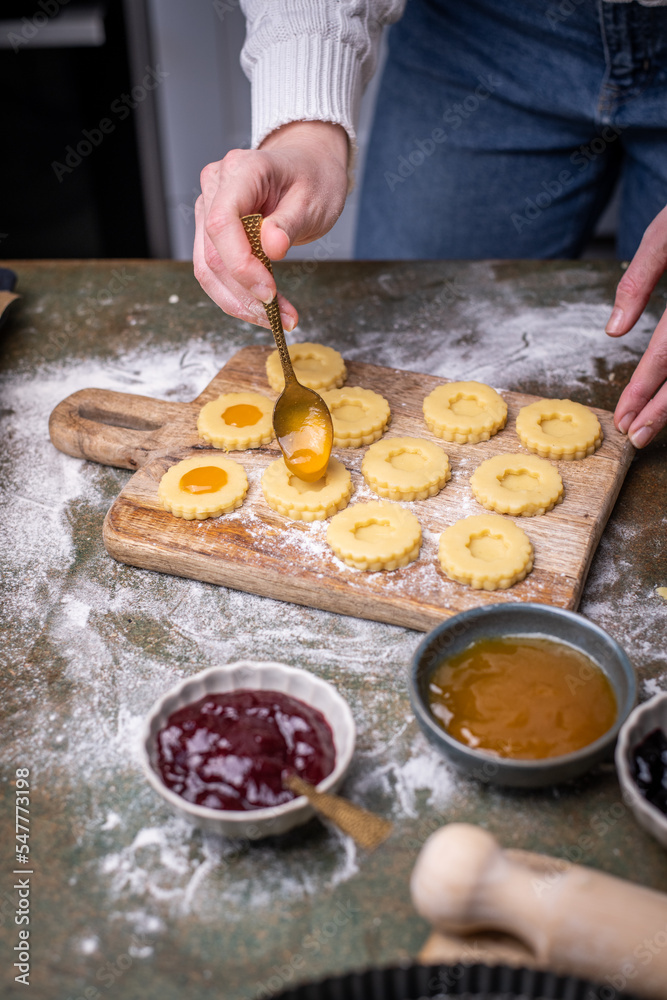 Weihnachten Plätzchen backen, Weihnachtsbäckerei, frisch gebackene Plätzchen mit verschiedenen Marmeladen füllen, Spitzbuben Plätzchen Weihnachten Plätzchen backen, Weihnachtsbäckerei, frisch gebackene Plätzchen mit verschiedenen Marmeladen füllen, Spitzbuben Plätzchen
