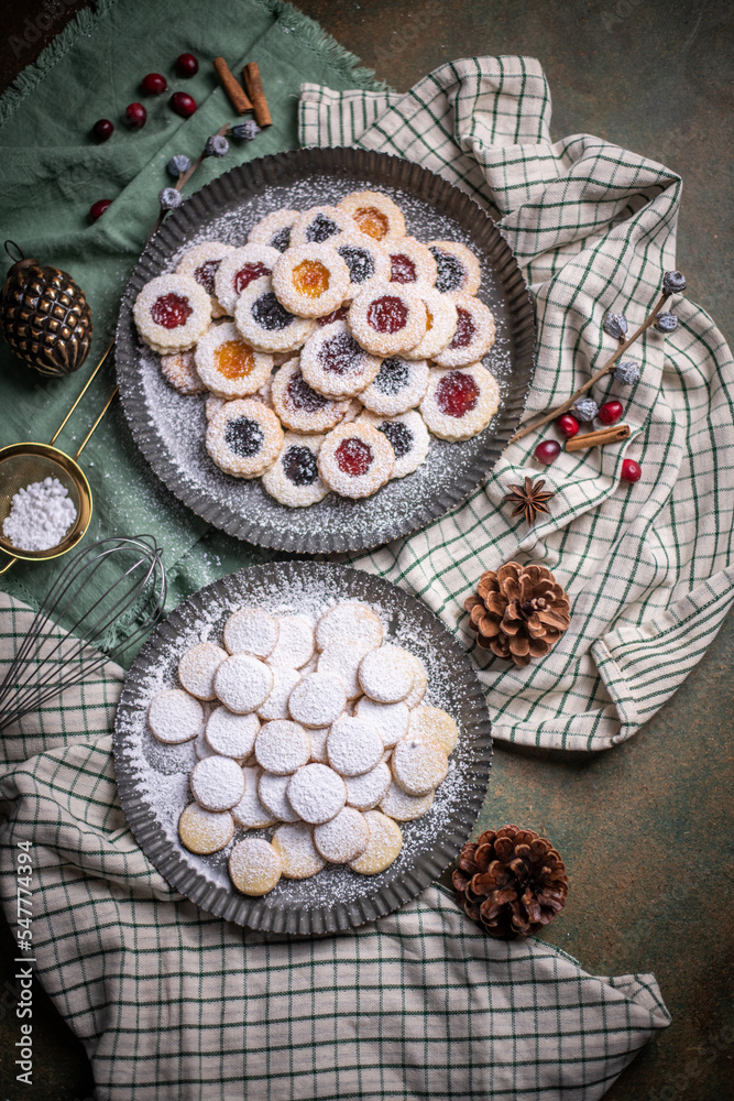 Weihnachten Plätzchen backen, Weihnachtsbäckerei, Mock Up, Stilleben, fertige Kekse für das Weihnachtsfest und Advent Weihnachten Plätzchen backen, Weihnachtsbäckerei, Mock Up, Stilleben, fertige Kekse für das Weihnachtsfest und Advent