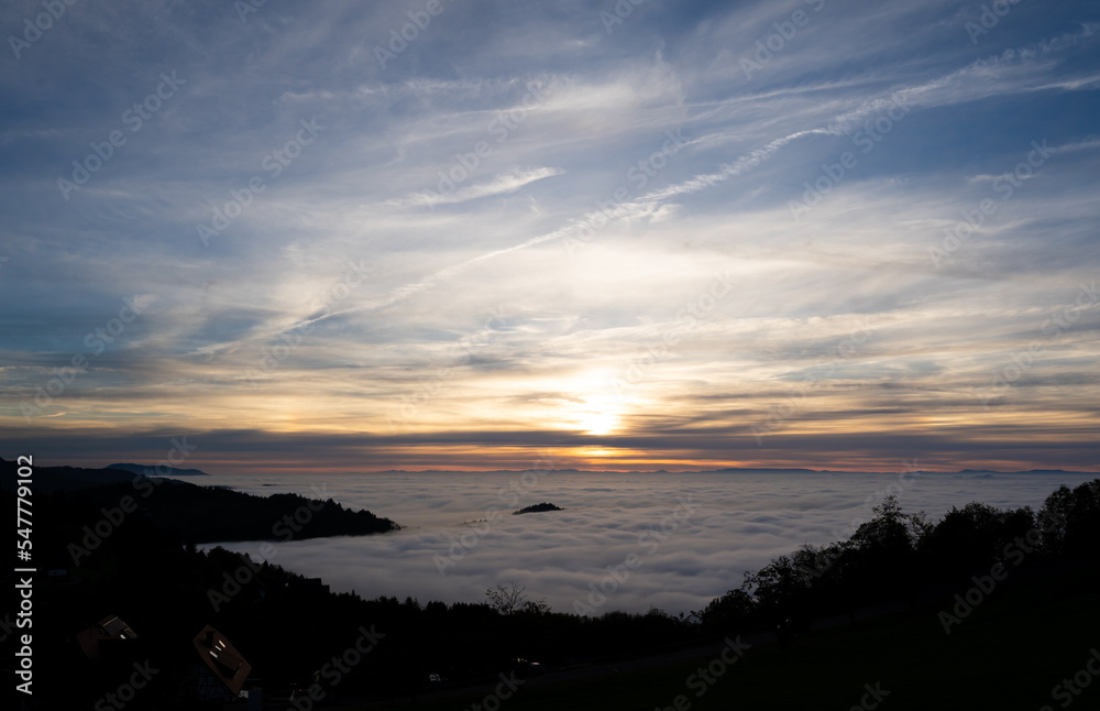 Obraz premium sunset over the lake