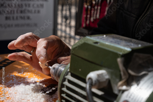Fotografia Craftsman making bead from meerschaum